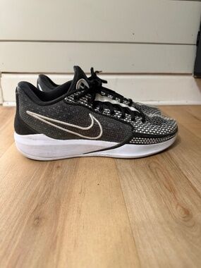 Nike Sabrina 1 size 7.5 (9 women’s)